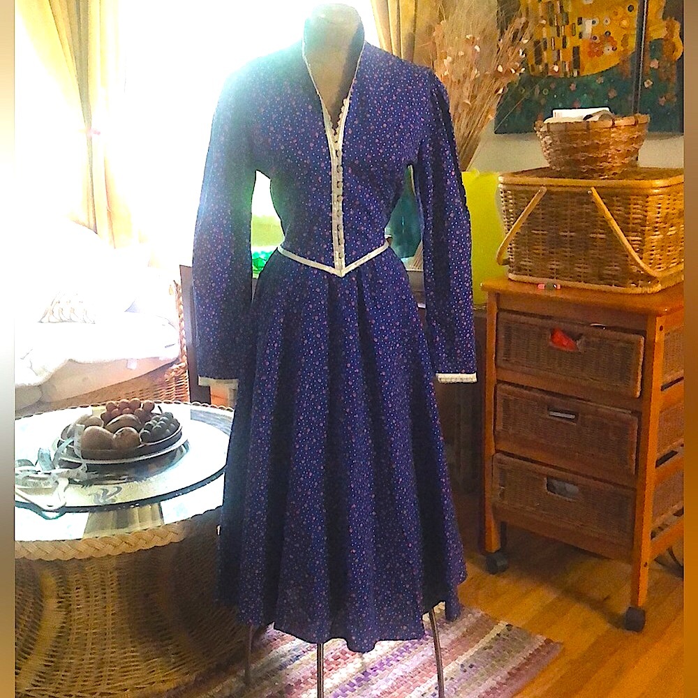 *Vintage 1970’s - featured in recent Poshmark ad- authentic Gunne Sax midi dress - Picture 1 of 16